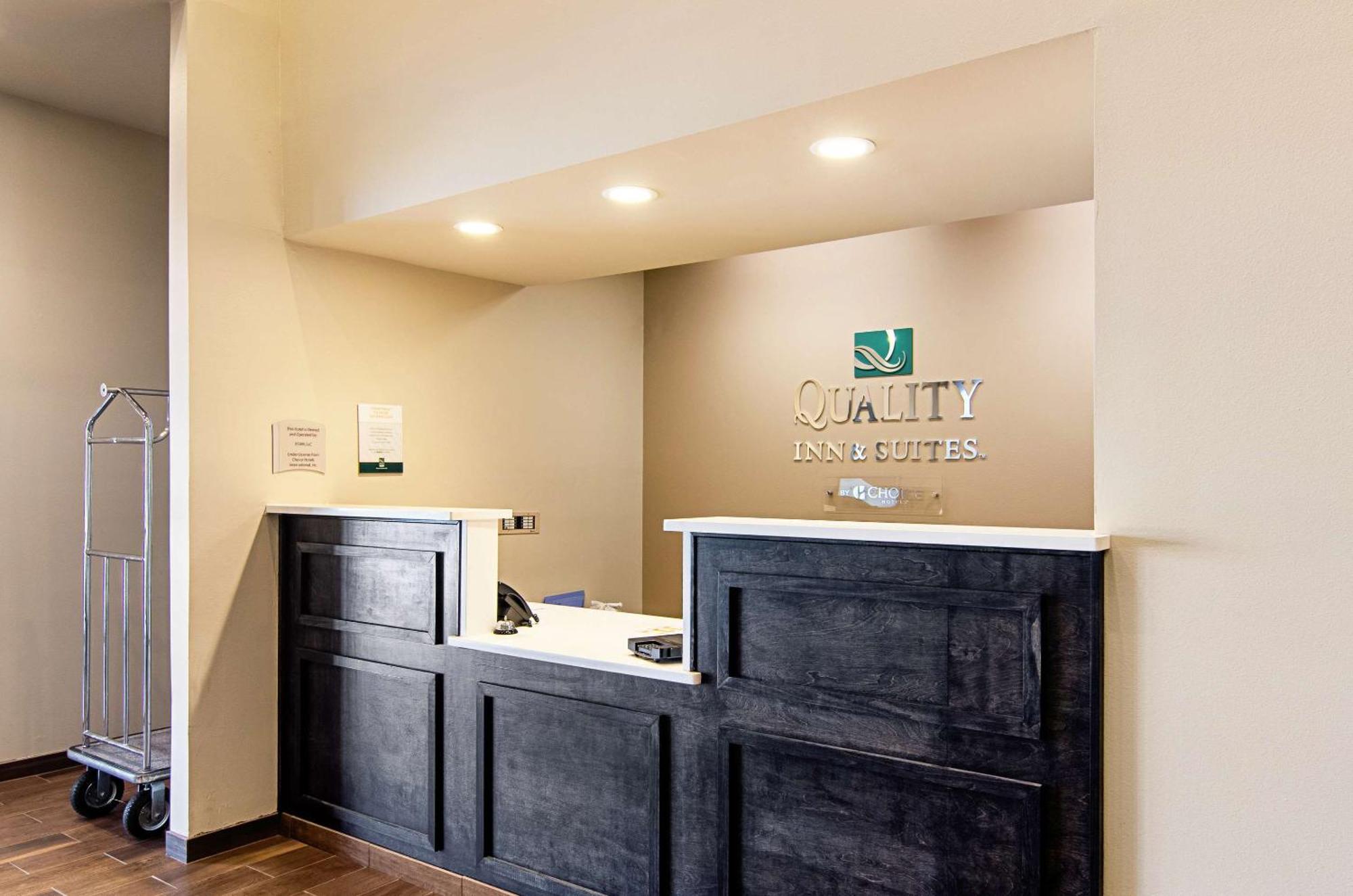 Quality Inn & Suites Near Tanger Outlet Mall Гонзалес Екстериор снимка