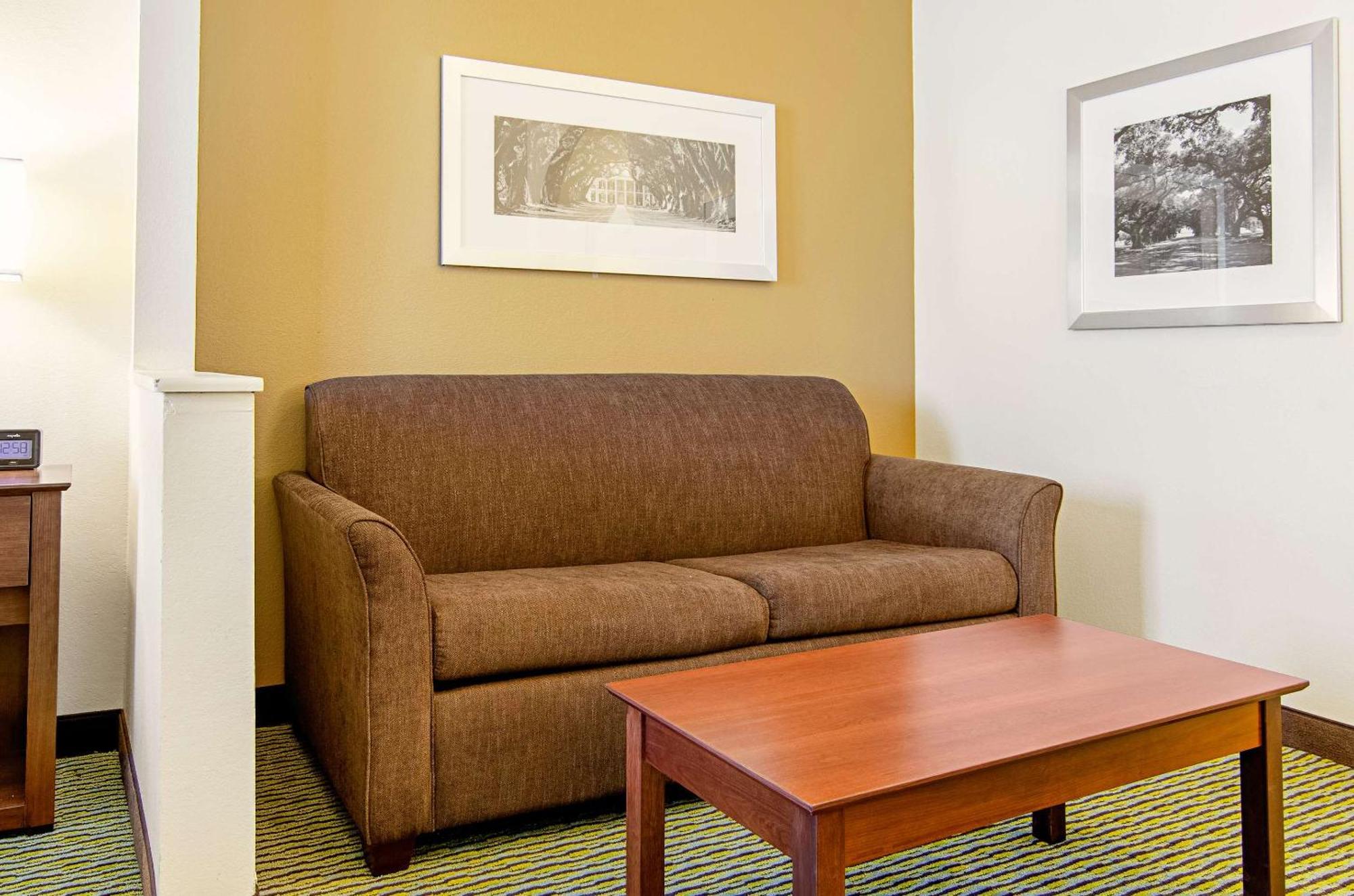 Quality Inn & Suites Near Tanger Outlet Mall Гонзалес Екстериор снимка