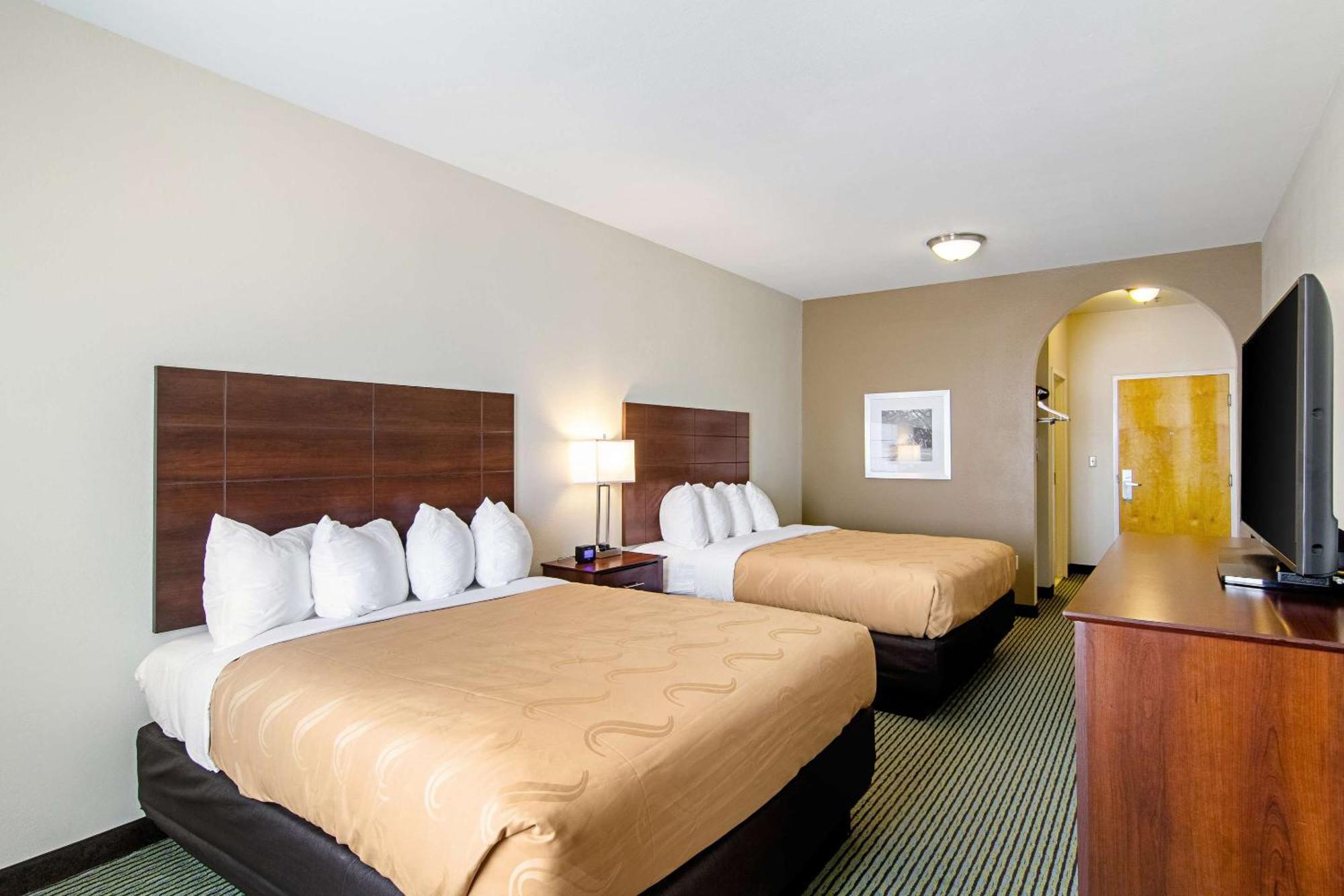 Quality Inn & Suites Near Tanger Outlet Mall Гонзалес Екстериор снимка