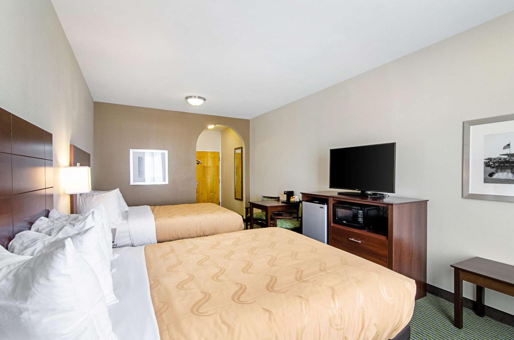 Quality Inn & Suites Near Tanger Outlet Mall Гонзалес Екстериор снимка