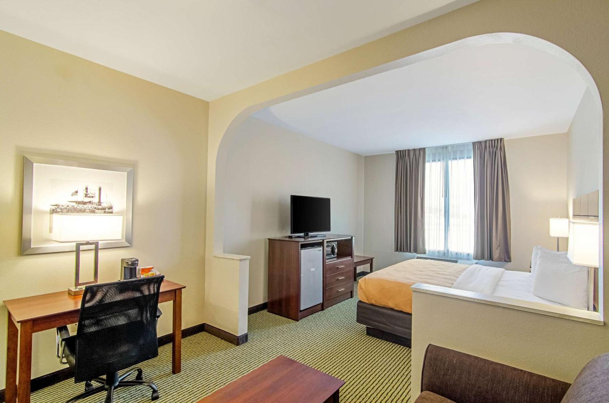 Quality Inn & Suites Near Tanger Outlet Mall Гонзалес Екстериор снимка