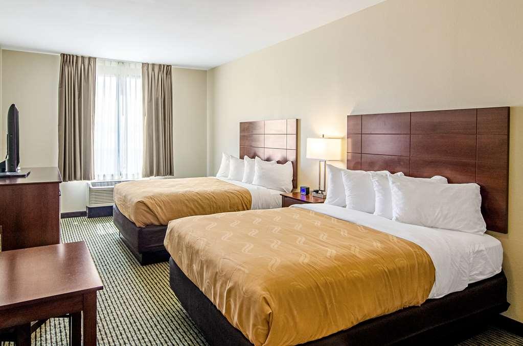 Quality Inn & Suites Near Tanger Outlet Mall Гонзалес Стая снимка