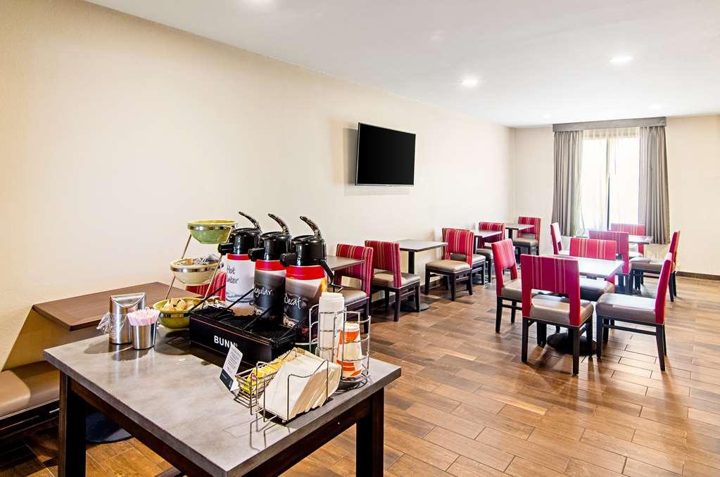 Quality Inn & Suites Near Tanger Outlet Mall Гонзалес Ресторант снимка