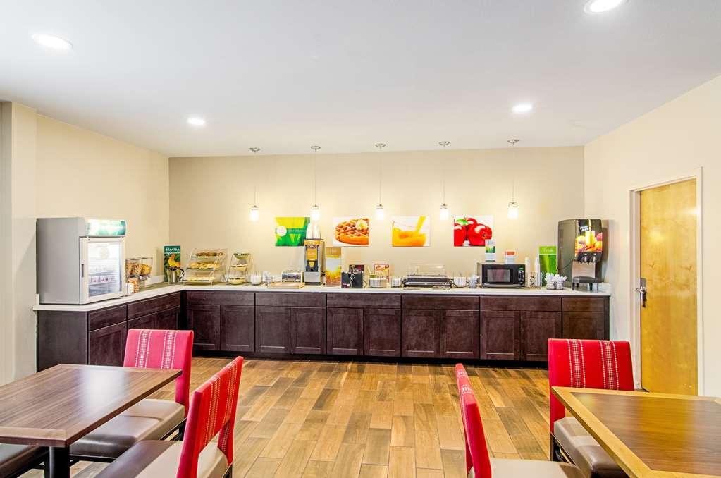 Quality Inn & Suites Near Tanger Outlet Mall Гонзалес Ресторант снимка