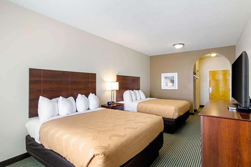 Quality Inn & Suites Near Tanger Outlet Mall Гонзалес Стая снимка